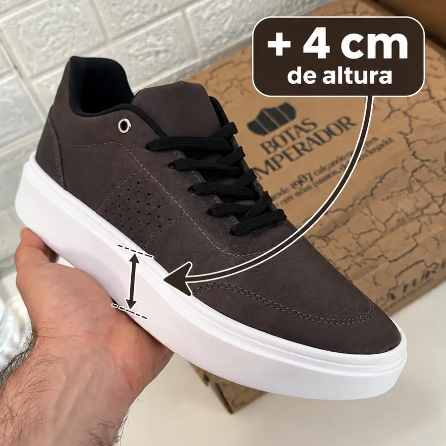 Tênis Imperador Marrom Café de lado mostrando a sola que deixa 4 cm mais alto